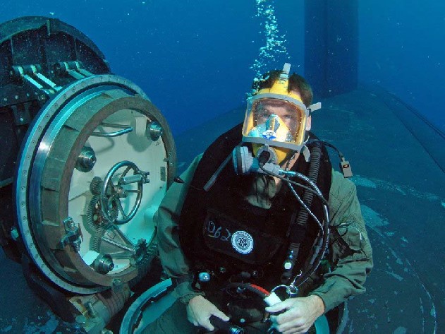 Lock-out chamber in the center of the ship